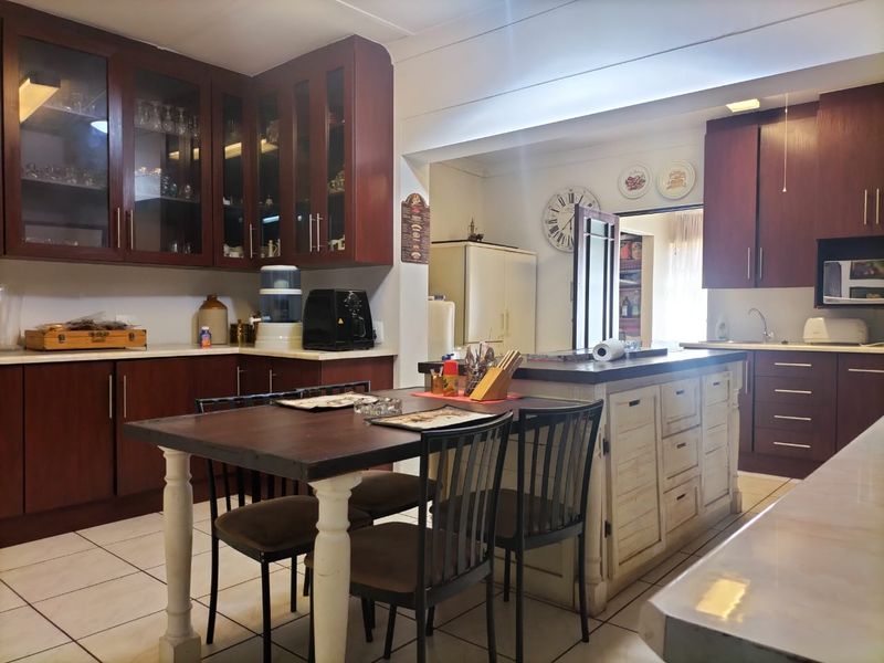 Luxurious 4-Bedroom Haven with Pool, Study, and 5 Garages in La Hoff - Photo 6