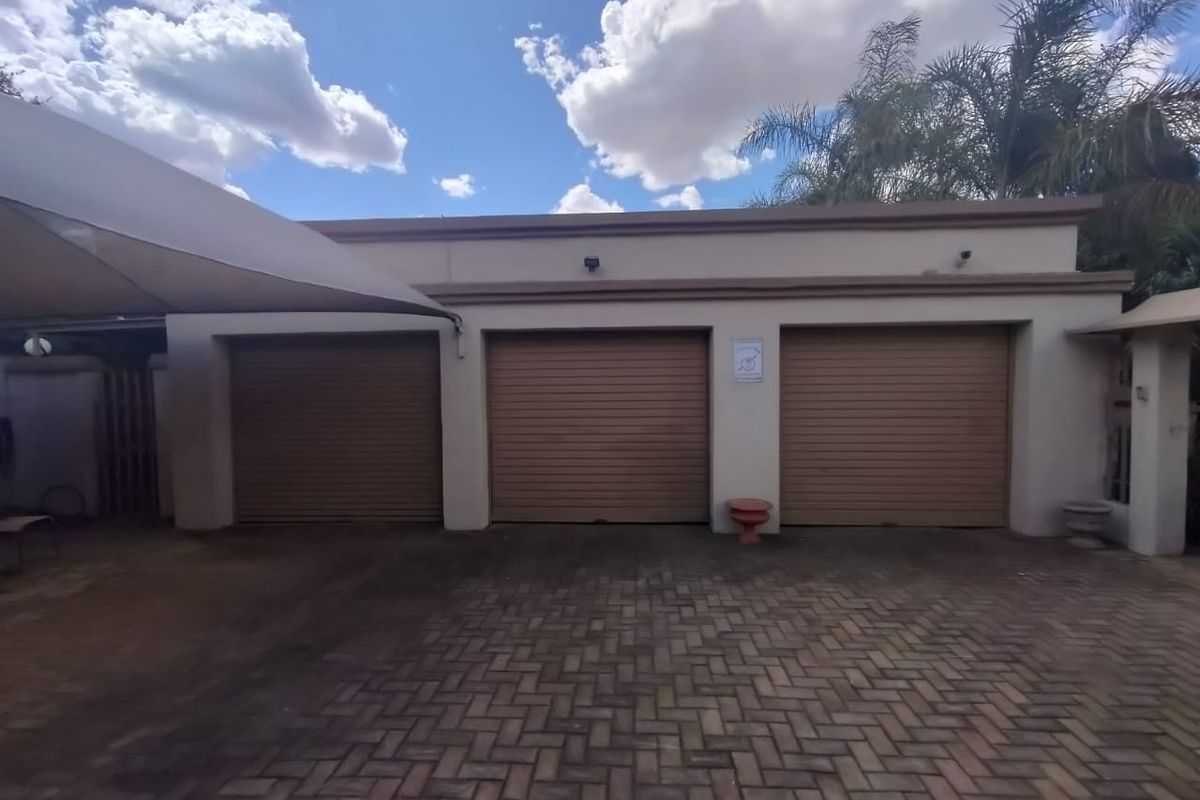 Luxurious 4-Bedroom Haven with Pool, Study, and 5 Garages in La Hoff - Photo 2