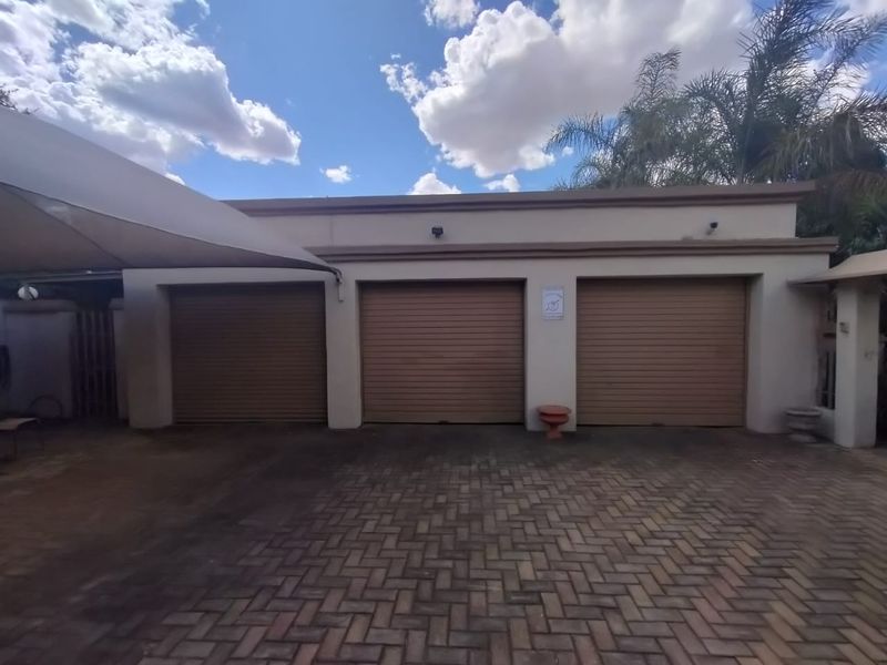 Luxurious 4-Bedroom Haven with Pool, Study, and 5 Garages in La Hoff - Photo 2