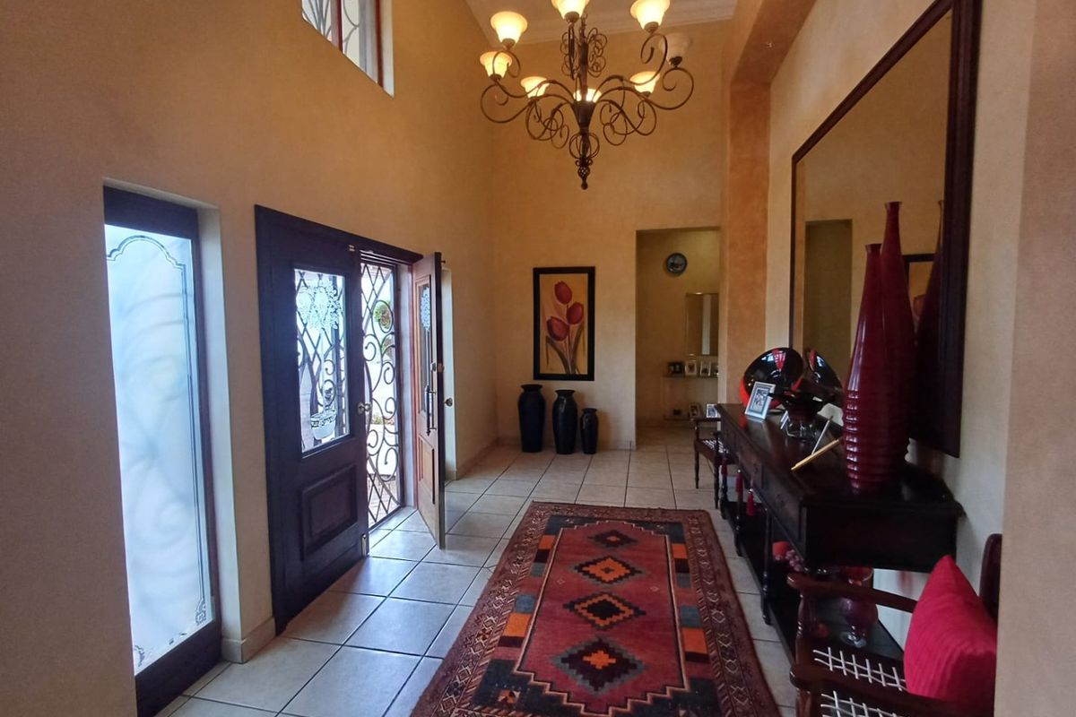 6 Bedroom House with Many Extras in Doringkruin - Photo 2