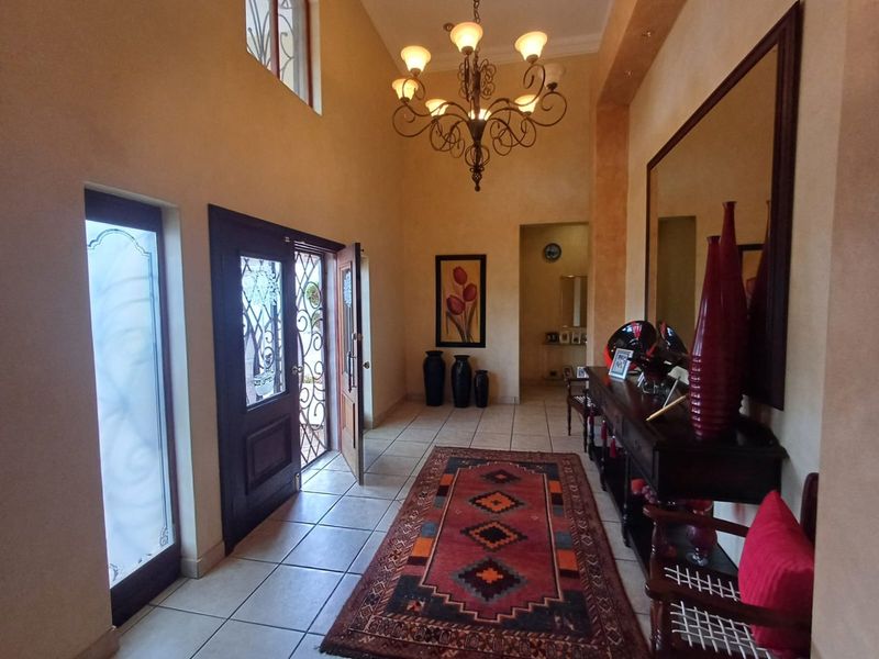 6 Bedroom House with Many Extras in Doringkruin - Photo 2