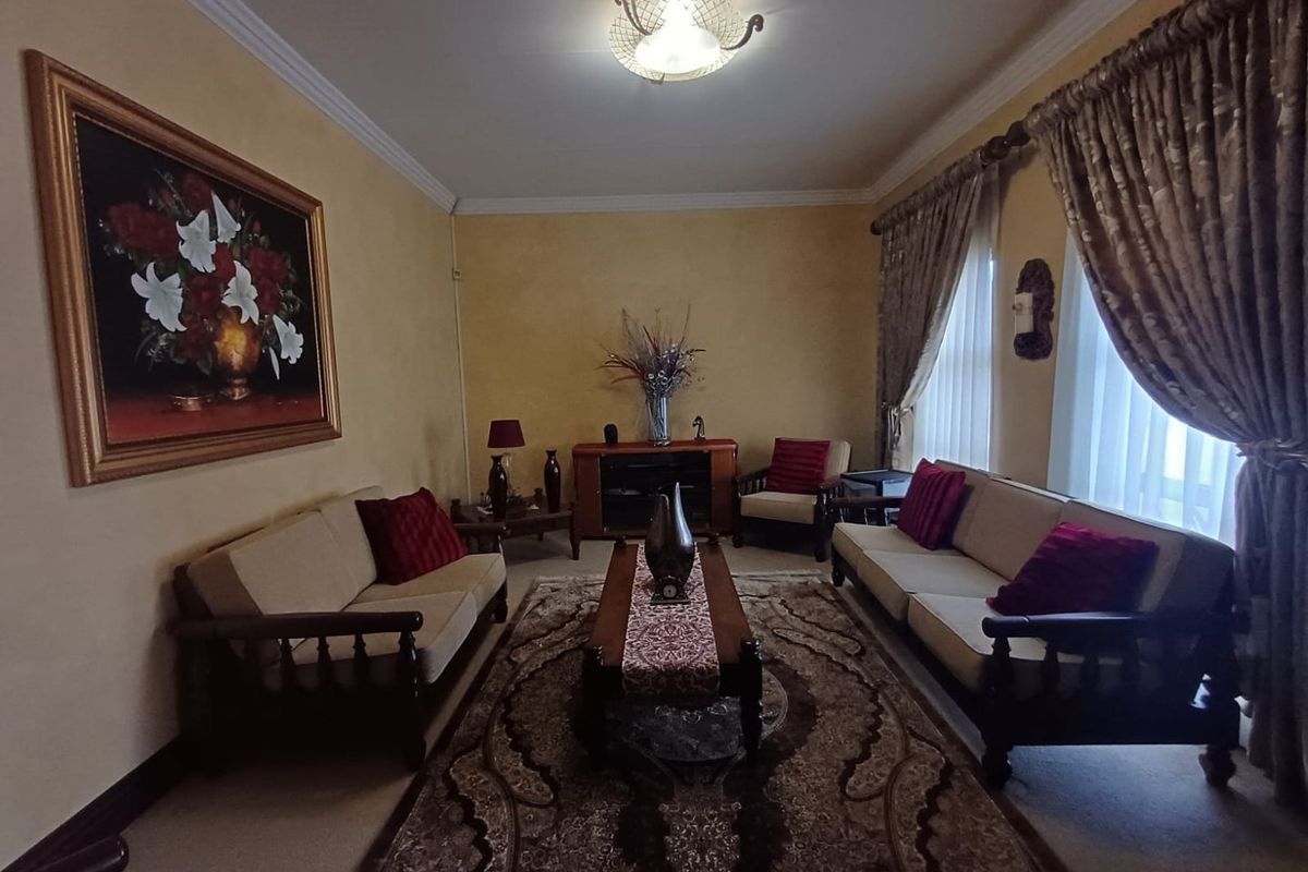 6 Bedroom House with Many Extras in Doringkruin - Photo 5