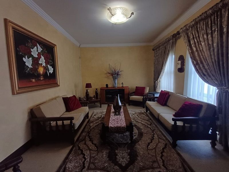 6 Bedroom House with Many Extras in Doringkruin - Photo 5