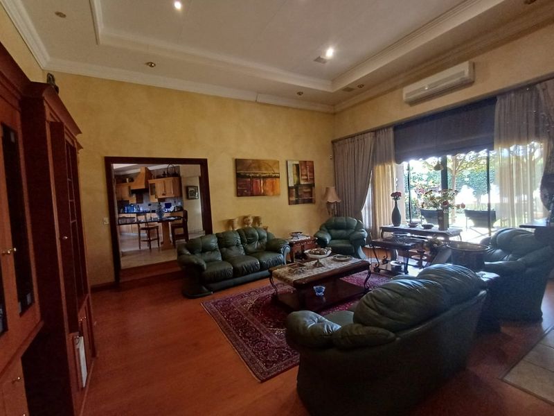 6 Bedroom House with Many Extras in Doringkruin - Photo 4