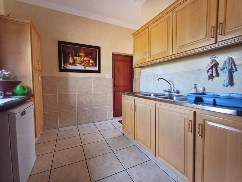 6 Bedroom House with Many Extras in Doringkruin - Photo 10