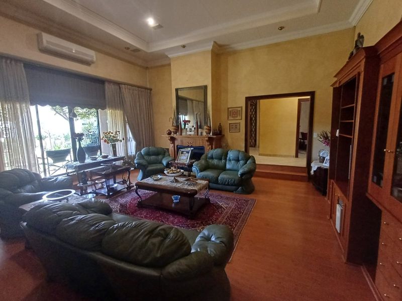 6 Bedroom House with Many Extras in Doringkruin - Photo 3