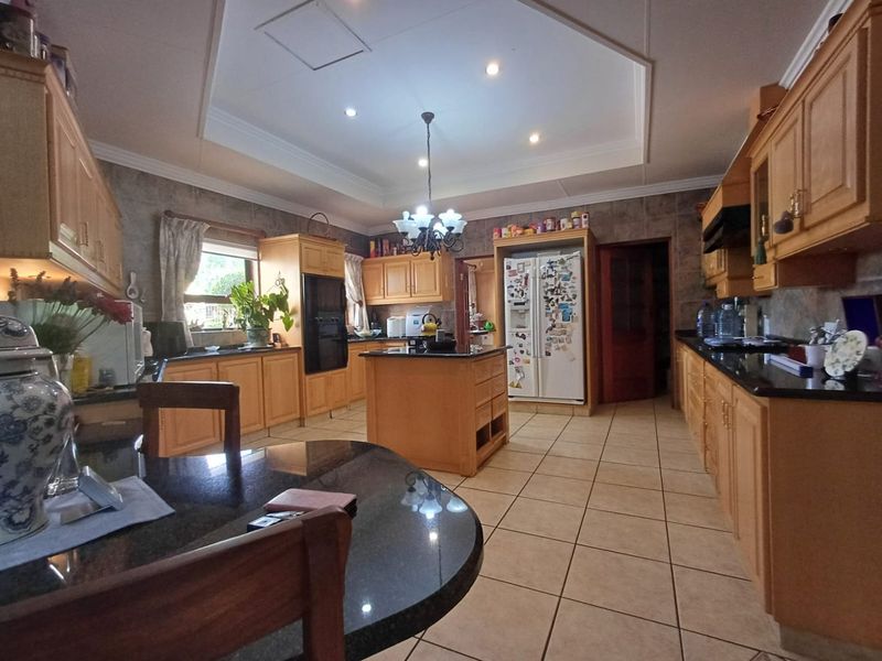 6 Bedroom House with Many Extras in Doringkruin - Photo 7
