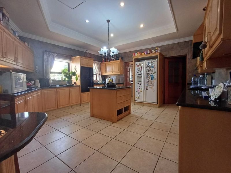 6 Bedroom House with Many Extras in Doringkruin - Photo 8