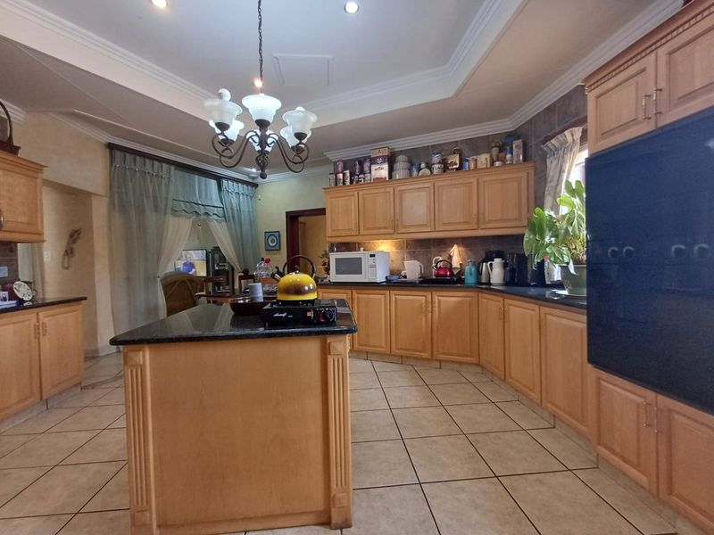 6 Bedroom House with Many Extras in Doringkruin - Photo 9