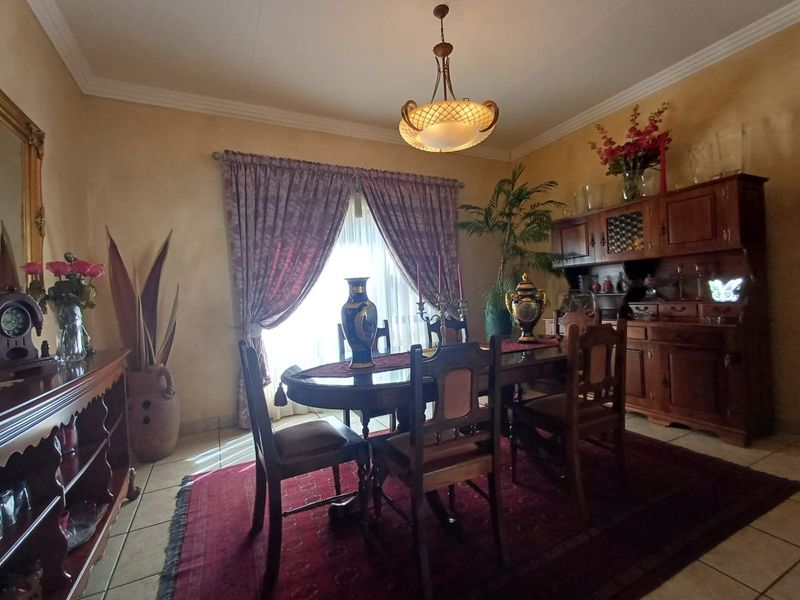 6 Bedroom House with Many Extras in Doringkruin - Photo 6