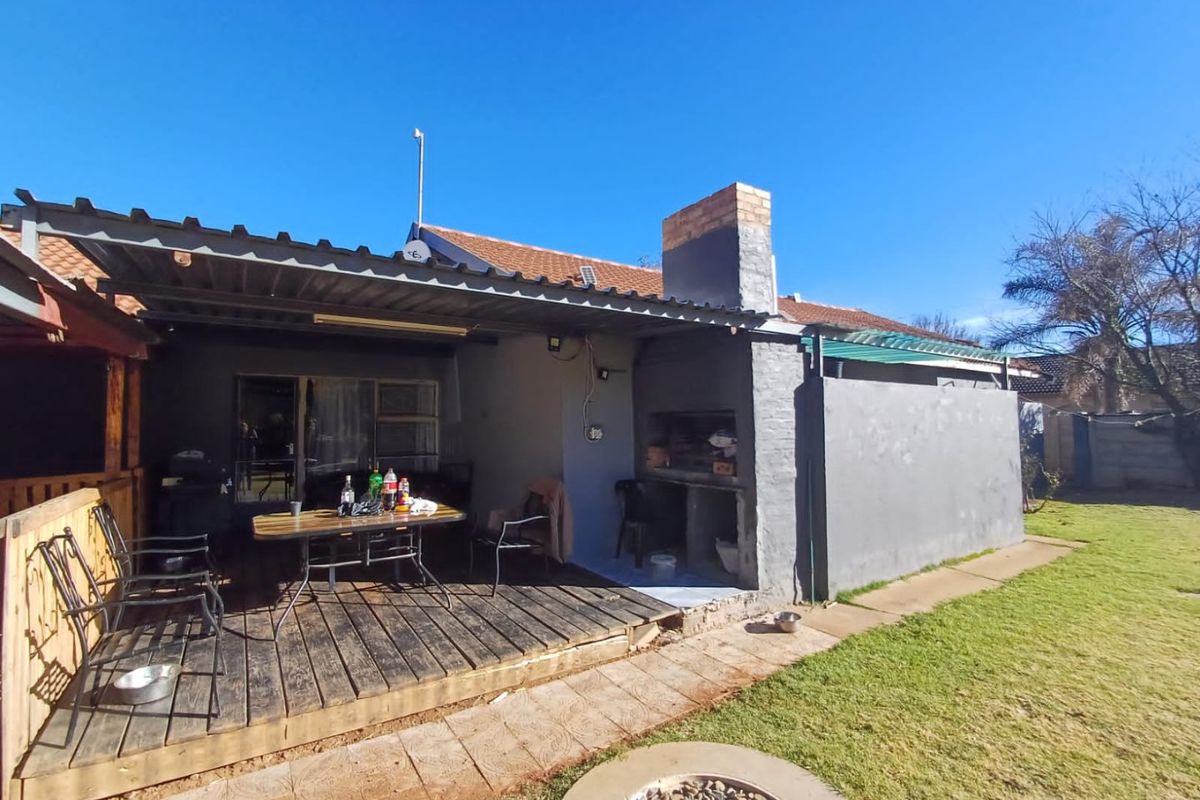 Priced just right for you....3 Bedroom Family Home in La Hoff.... - Photo 4