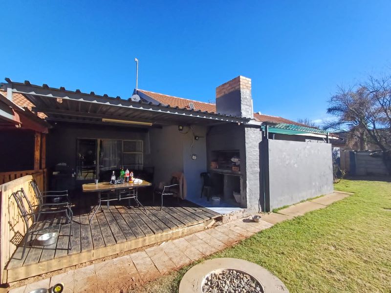 Priced just right for you....3 Bedroom Family Home in La Hoff.... - Photo 4