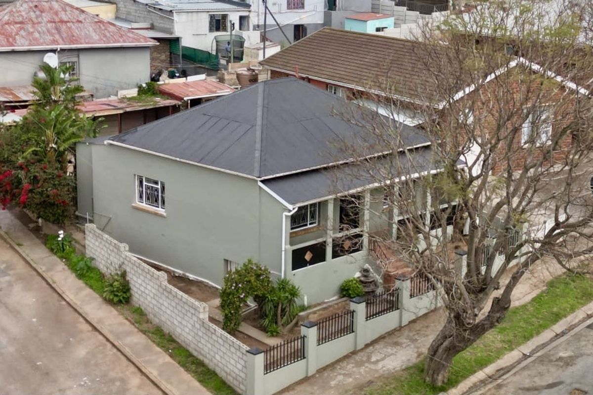 Newly renovated freestanding family home with character. - Photo 4