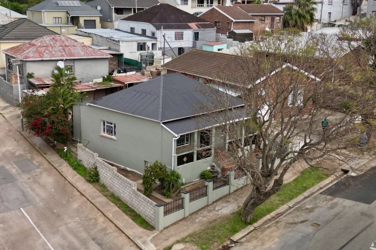 Newly renovated freestanding family home with character. - Photo 3