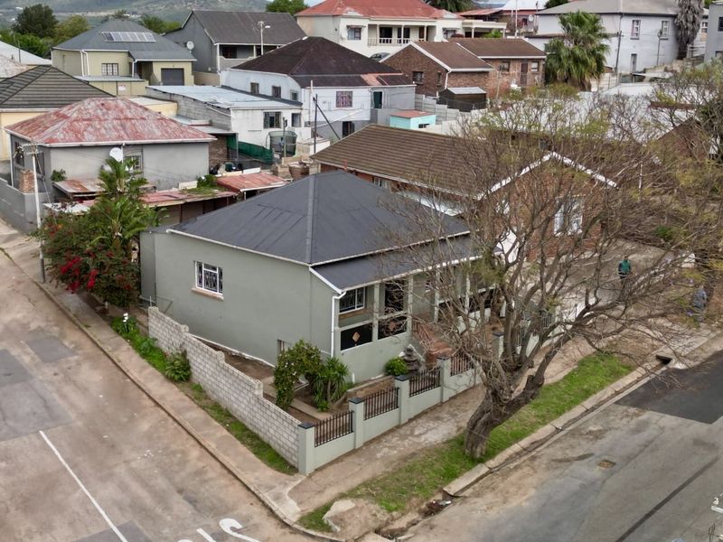 Newly renovated freestanding family home with character. - Photo 3