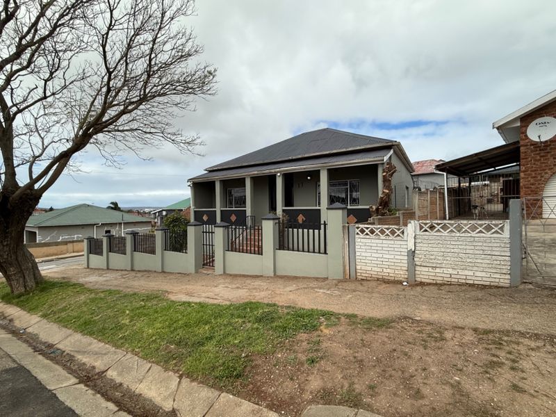 Newly renovated freestanding family home with character. - Photo 10