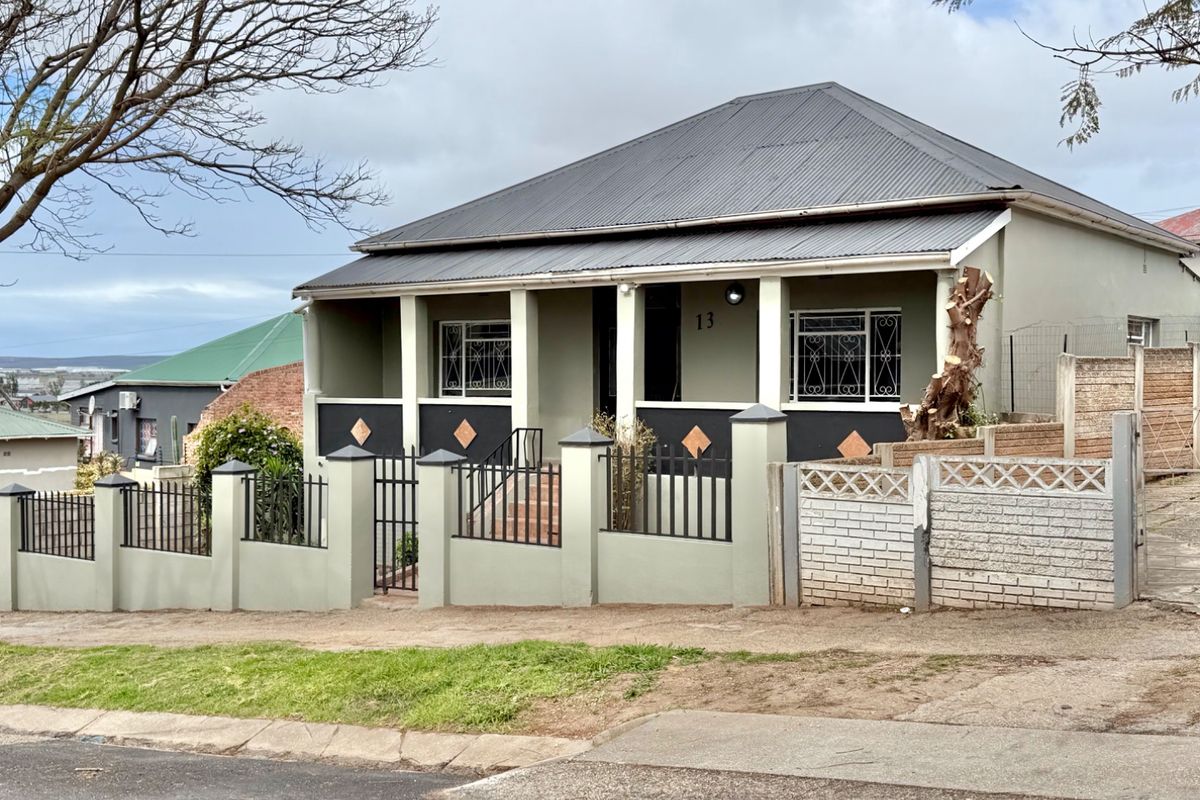 Newly renovated freestanding family home with character. - Photo 2