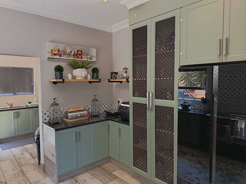 Modern 3-Bedroom Home in Secure Estate in Highveld - R3 400 000 - Photo 5