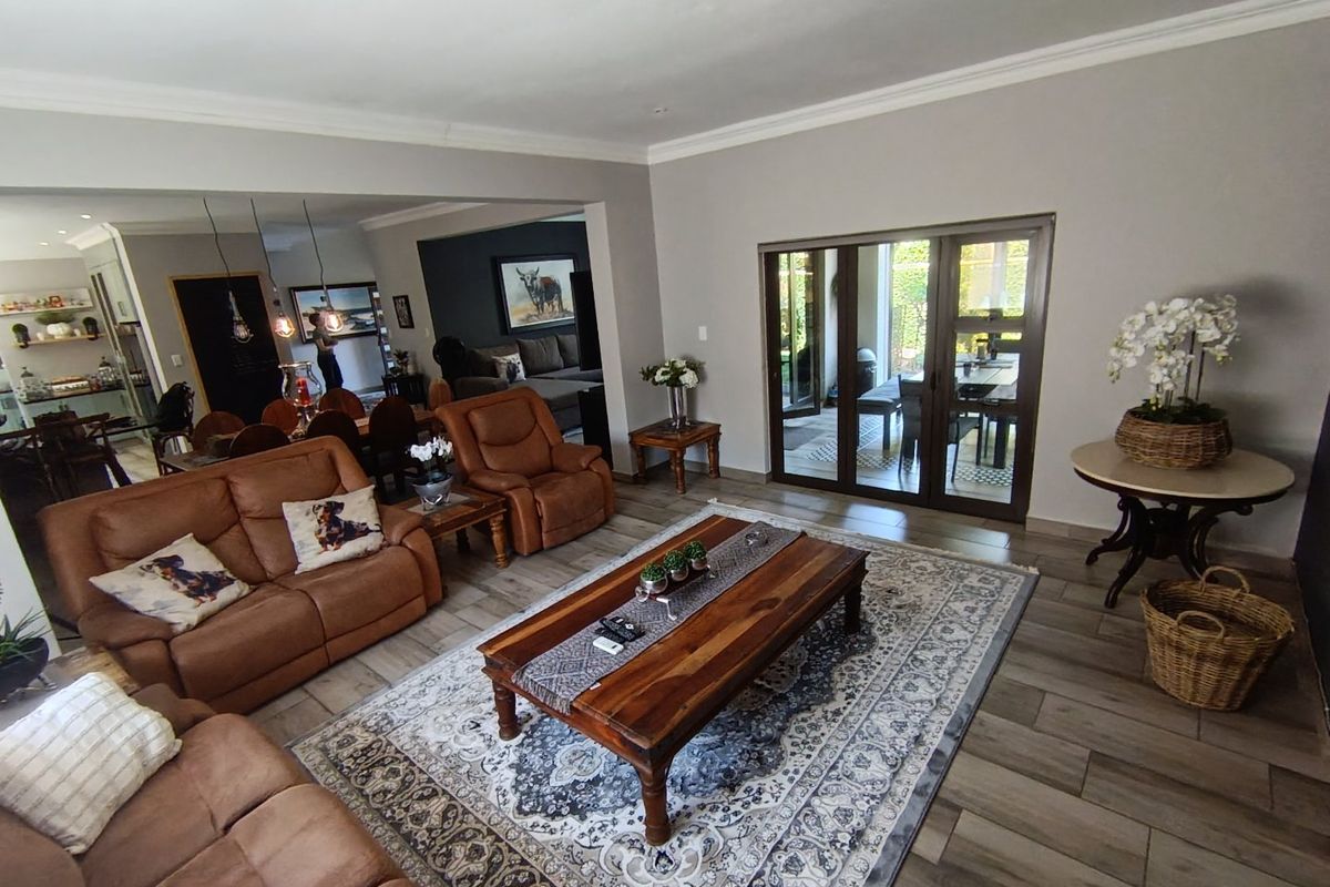 Modern 3-Bedroom Home in Secure Estate in Highveld - R3 400 000 - Photo 2