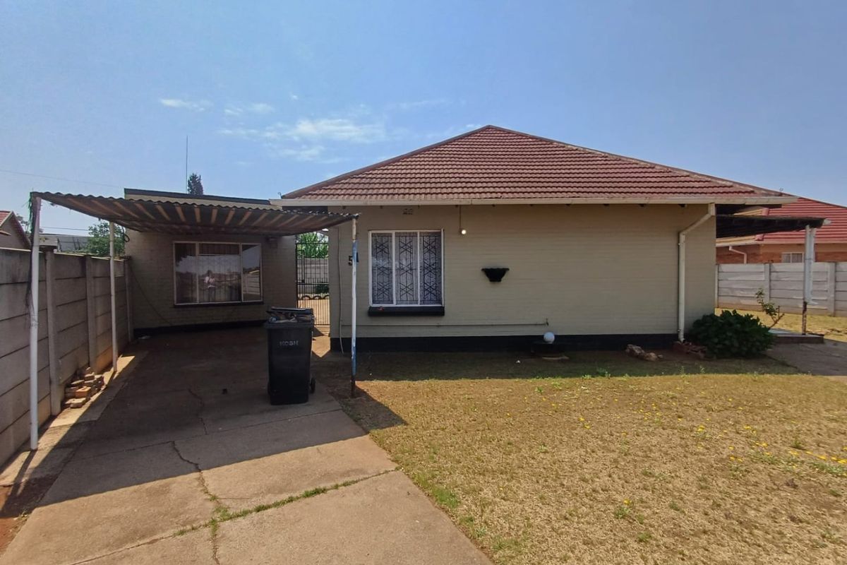 Charming Three-Bedroom Home with Income-Generating Flatlet in Stilfontein Ext 4 - Photo 2