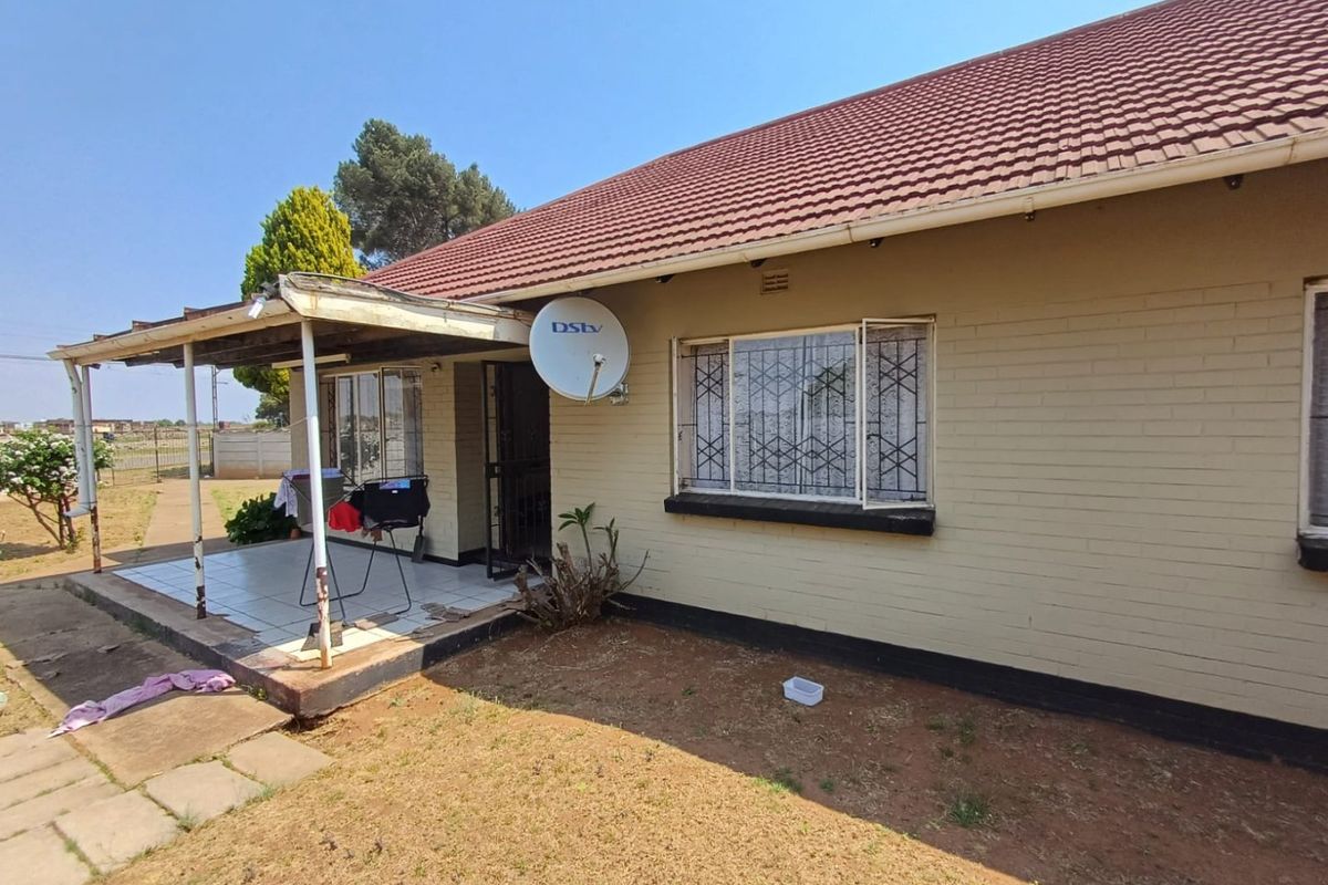 Charming Three-Bedroom Home with Income-Generating Flatlet in Stilfontein Ext 4 - Photo 3
