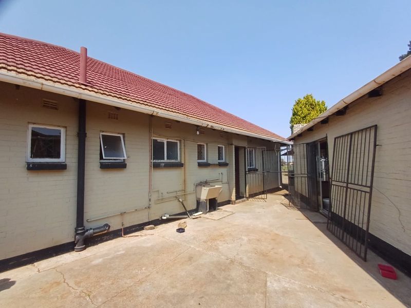 Charming Three-Bedroom Home with Income-Generating Flatlet in Stilfontein Ext 4 - Photo 4