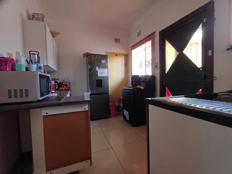 Charming Three-Bedroom Home with Income-Generating Flatlet in Stilfontein Ext 4 - Photo 8