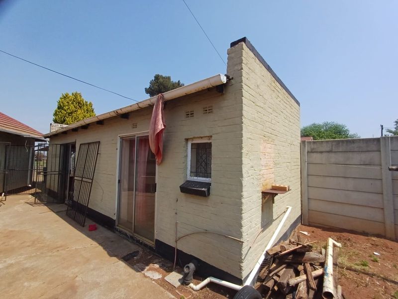 Charming Three-Bedroom Home with Income-Generating Flatlet in Stilfontein Ext 4 - Photo 6