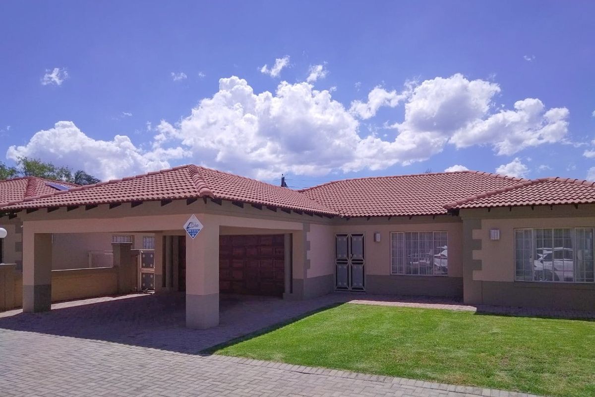 FULL-TILTLE BEAUTIFUL TOWNHOUSE IN DESIRED SUBURB - Photo 2