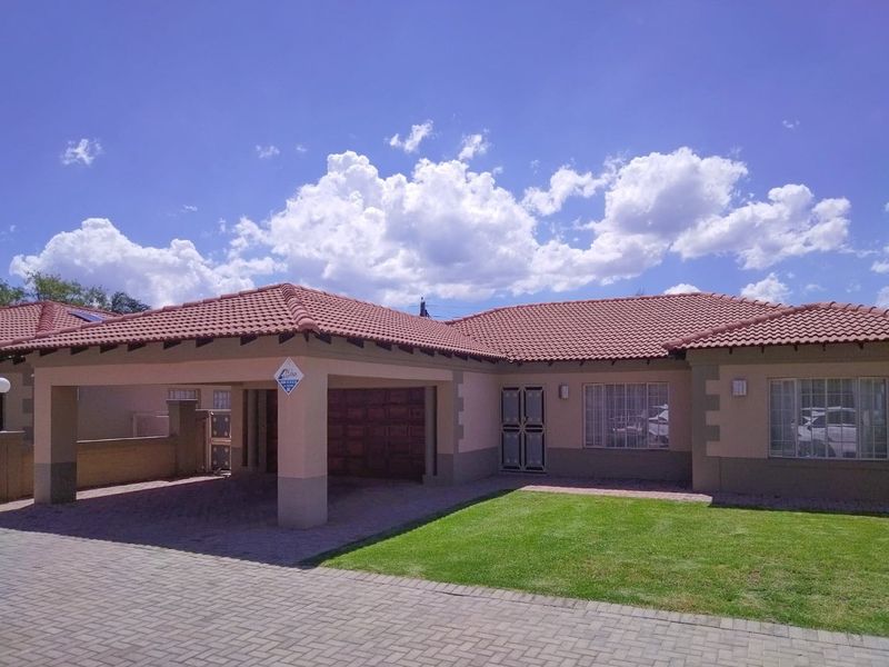 FULL-TILTLE BEAUTIFUL TOWNHOUSE IN DESIRED SUBURB - Photo 2