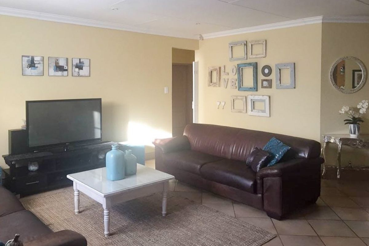 FULL-TILTLE BEAUTIFUL TOWNHOUSE IN DESIRED SUBURB - Photo 4