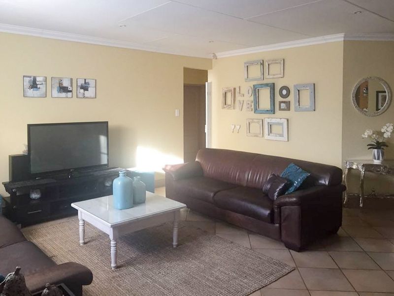 FULL-TILTLE BEAUTIFUL TOWNHOUSE IN DESIRED SUBURB - Photo 4