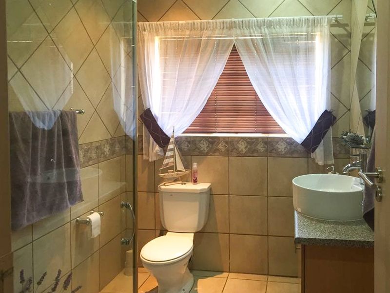 FULL-TILTLE BEAUTIFUL TOWNHOUSE IN DESIRED SUBURB - Photo 10