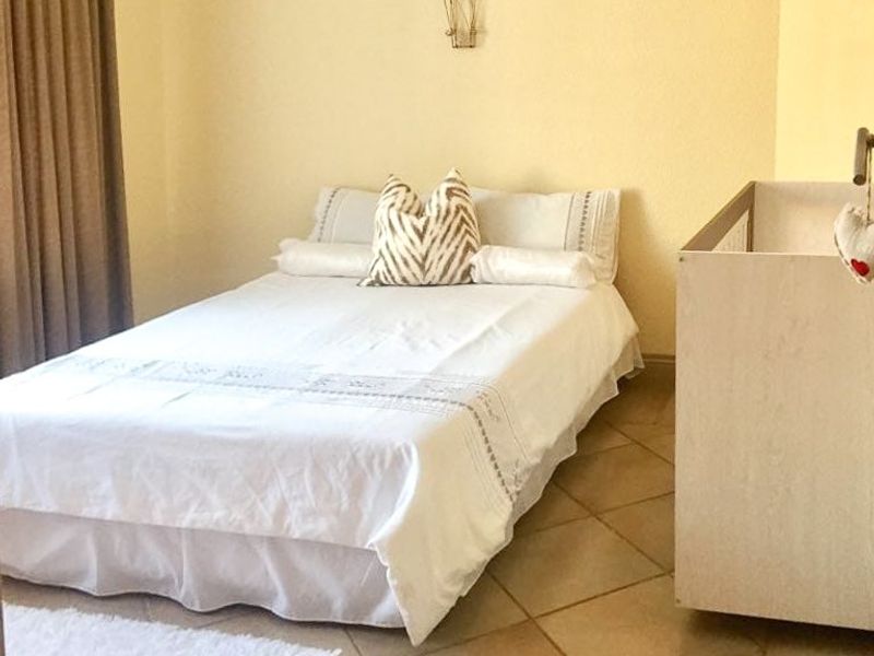 FULL-TILTLE BEAUTIFUL TOWNHOUSE IN DESIRED SUBURB - Photo 9