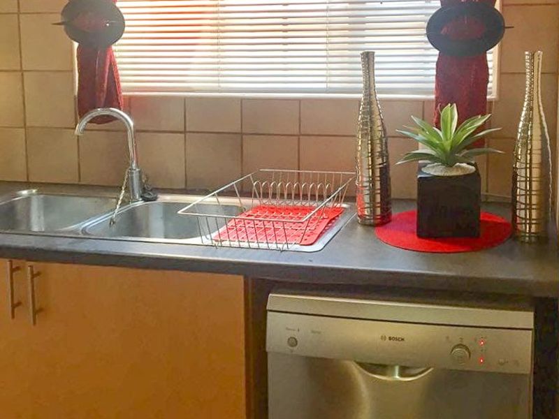 FULL-TILTLE BEAUTIFUL TOWNHOUSE IN DESIRED SUBURB - Photo 7