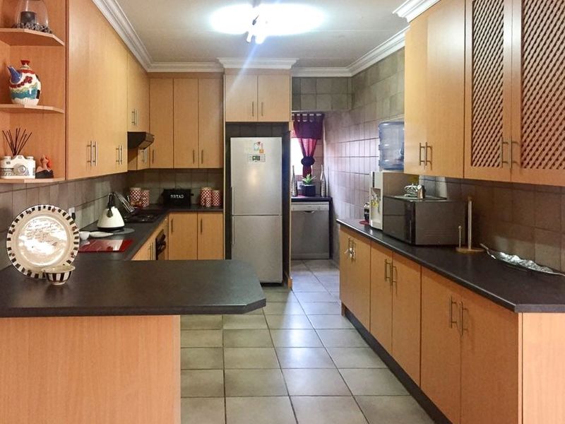 FULL-TILTLE BEAUTIFUL TOWNHOUSE IN DESIRED SUBURB - Photo 6