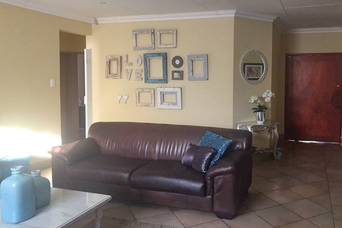 FULL-TILTLE BEAUTIFUL TOWNHOUSE IN DESIRED SUBURB - Photo 5