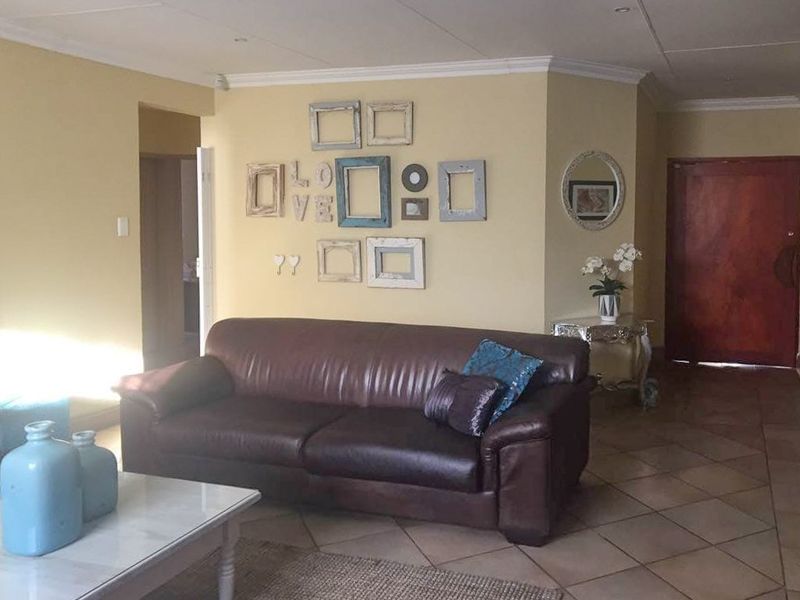 FULL-TILTLE BEAUTIFUL TOWNHOUSE IN DESIRED SUBURB - Photo 5