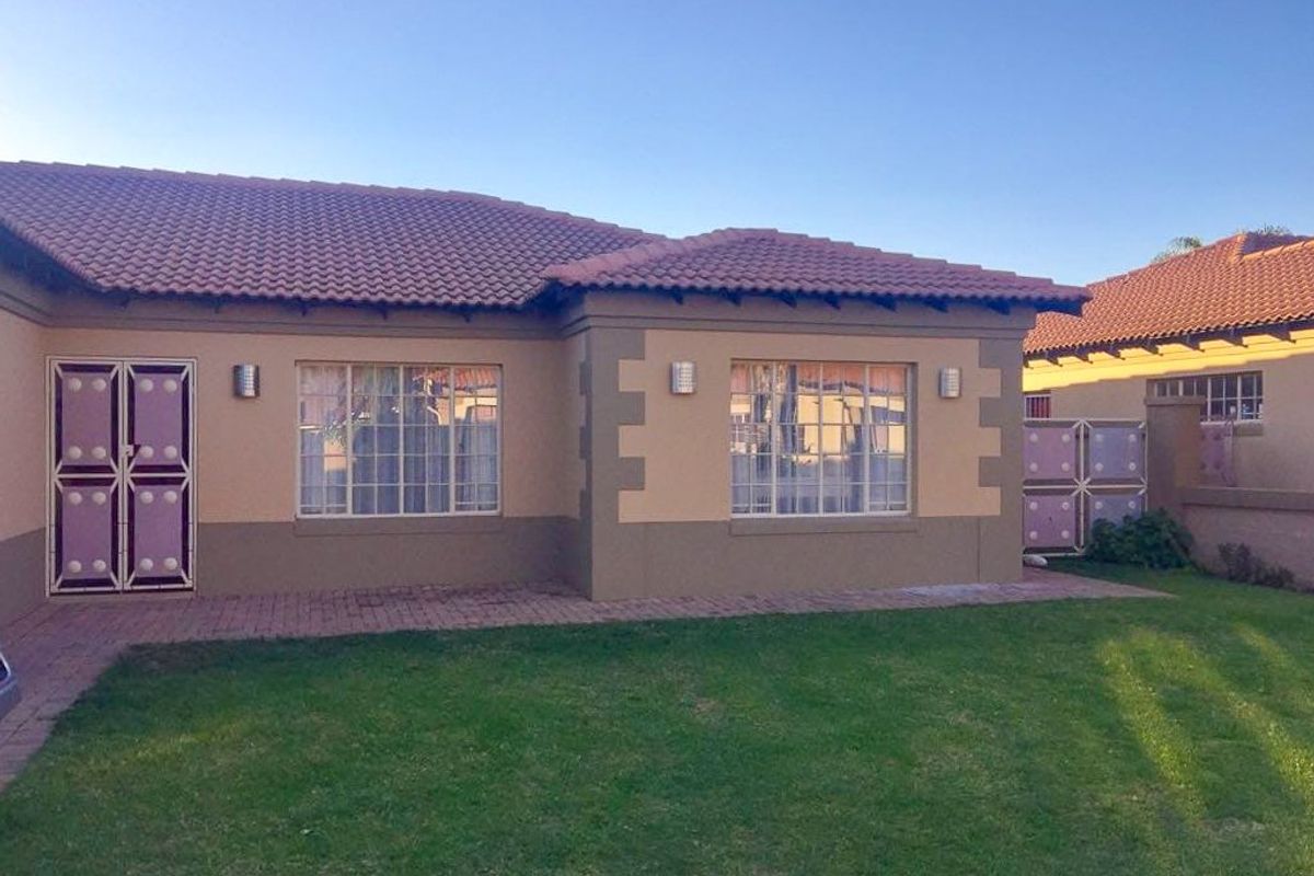 FULL-TILTLE BEAUTIFUL TOWNHOUSE IN DESIRED SUBURB - Photo 3