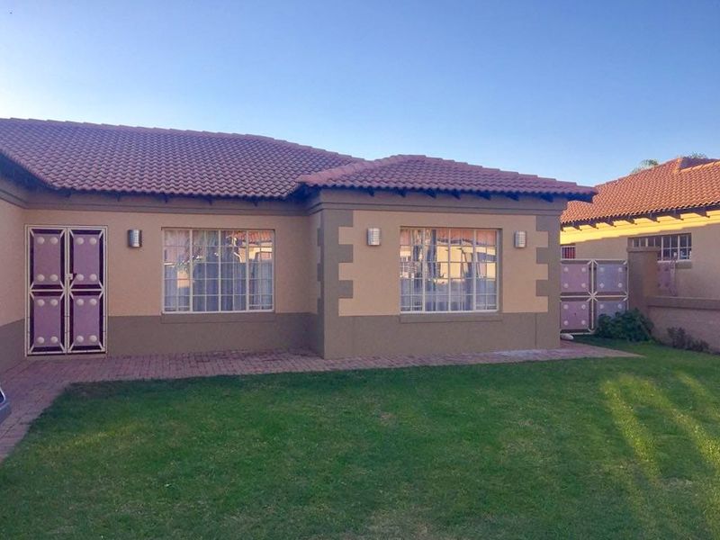 FULL-TILTLE BEAUTIFUL TOWNHOUSE IN DESIRED SUBURB - Photo 3