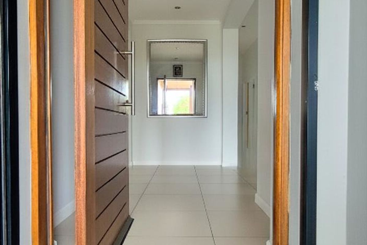 Prestigious and Spacious 4 bedroom Family home situated in Palm Lakes family Estate.  - Photo 5