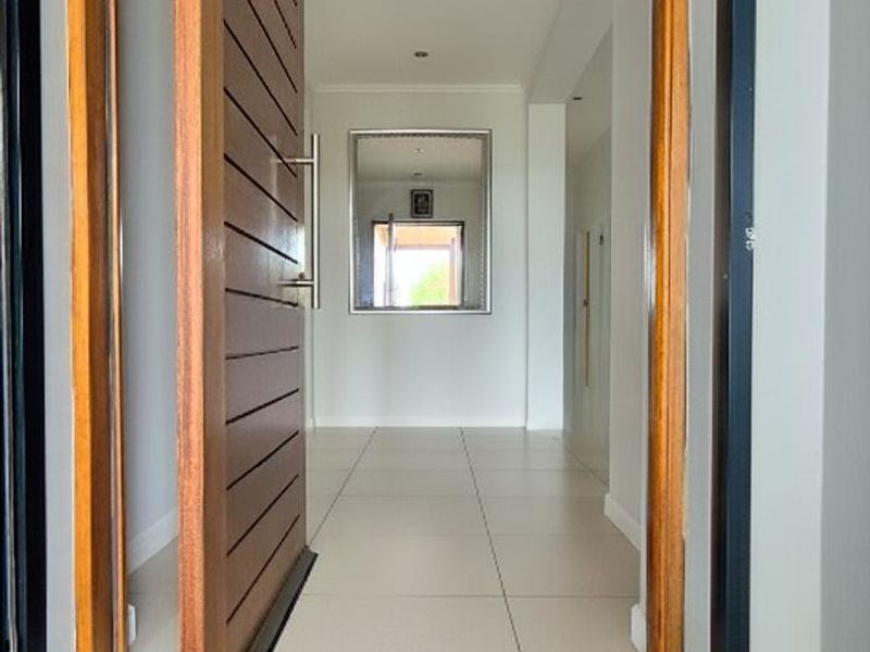 Prestigious and Spacious 4 bedroom Family home situated in Palm Lakes family Estate.  - Photo 5