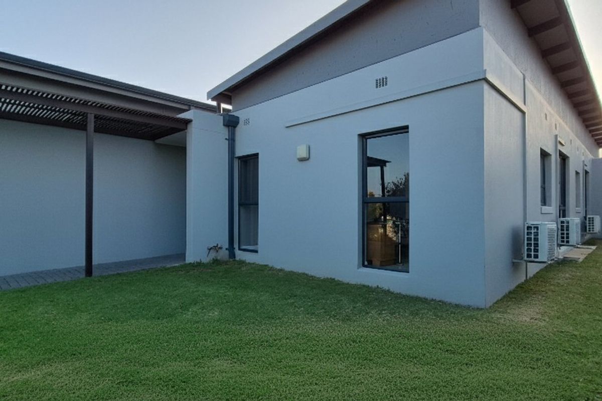 Prestigious and Spacious 4 bedroom Family home situated in Palm Lakes family Estate.  - Photo 2