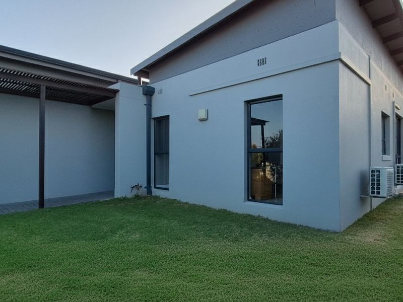 Prestigious and Spacious 4 bedroom Family home situated in Palm Lakes family Estate.  - Photo 2