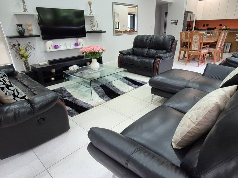 Prestigious and Spacious 4 bedroom Family home situated in Palm Lakes family Estate.  - Photo 9