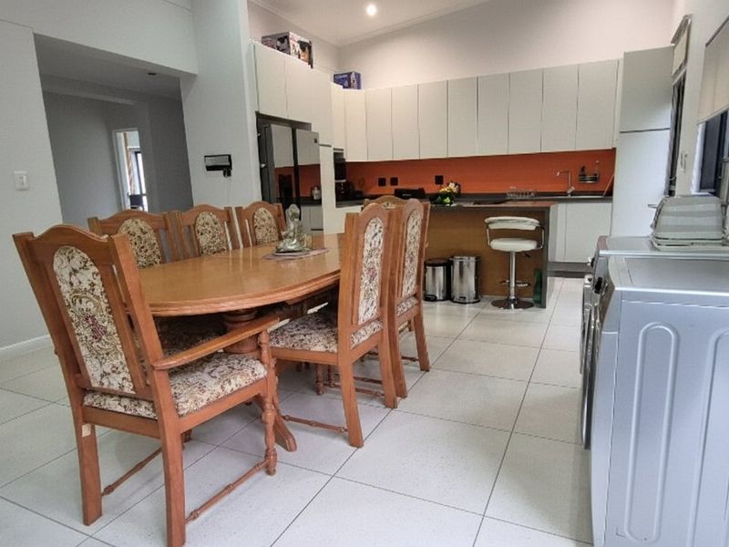 Prestigious and Spacious 4 bedroom Family home situated in Palm Lakes family Estate.  - Photo 7