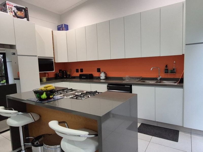 Prestigious and Spacious 4 bedroom Family home situated in Palm Lakes family Estate.  - Photo 6