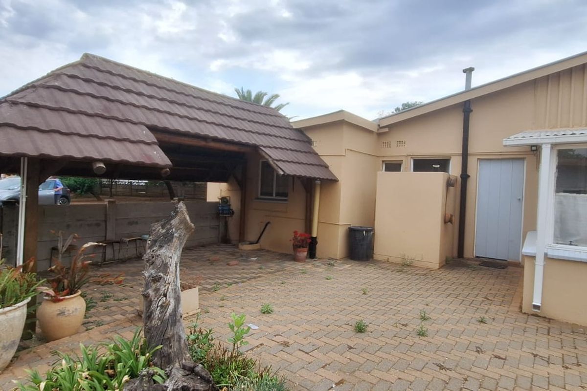 3 Bedroom House for sale in Roosheuwel  - Photo 4