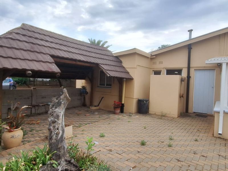 3 Bedroom House for sale in Roosheuwel  - Photo 4