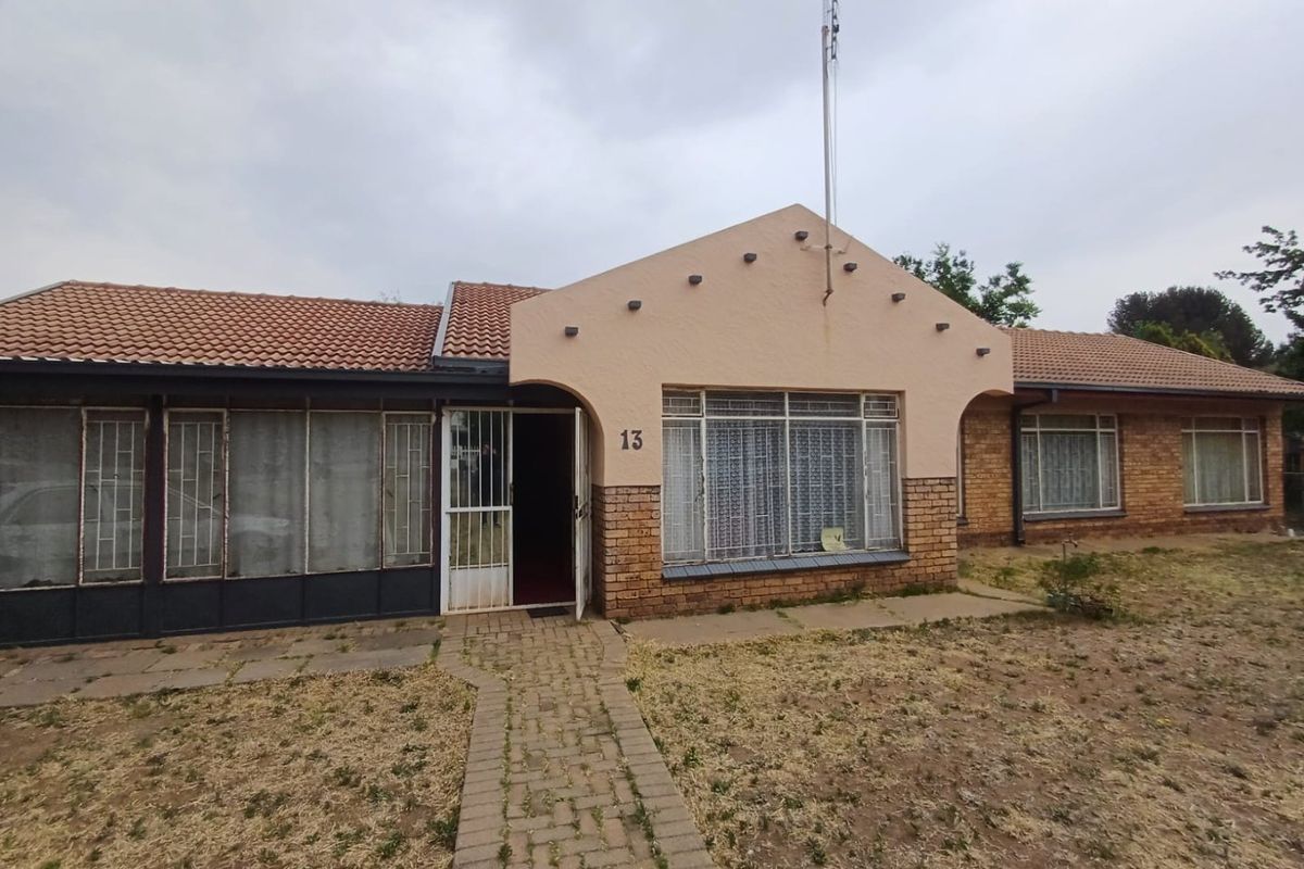 Spacious Family Home in Flimieda, Klerksdorp – Great Potential - Photo 2